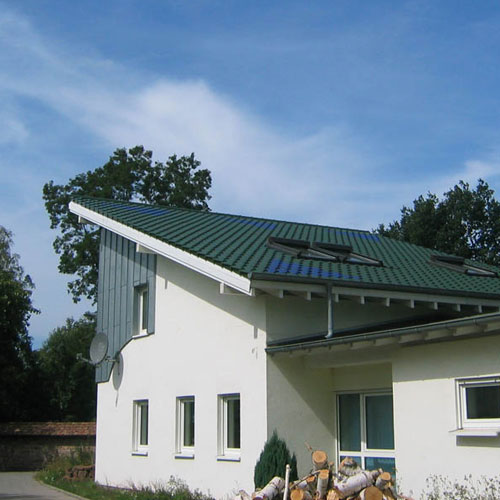 Bürogebäude mit grün glasierten Tonziegel der Dachdeckerei C. Voegeli